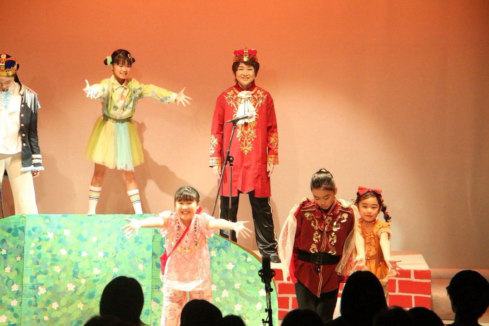 2026年公演、王様役と子どもたちの一場面