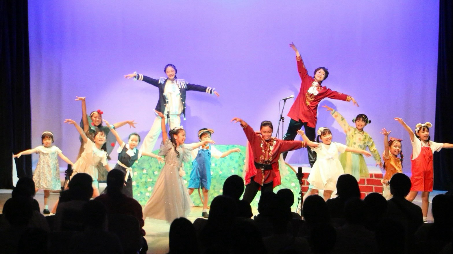 2026年公演、満面の笑顔で踊る子どもたち