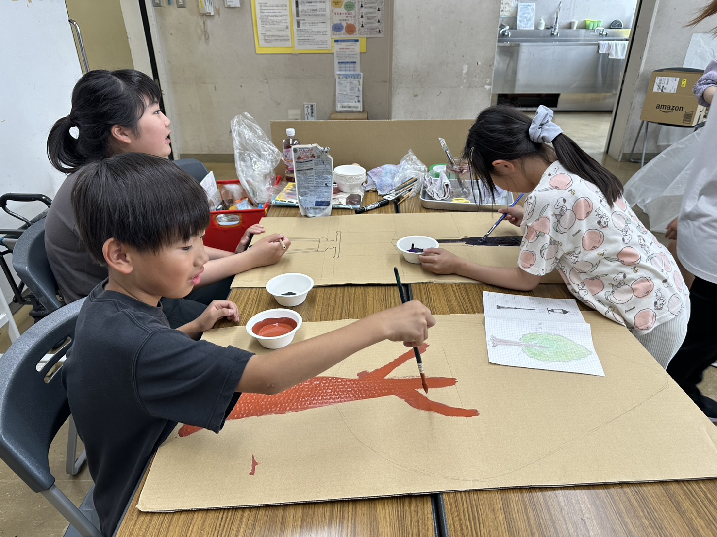 小道具の色塗りをする子どもたち
